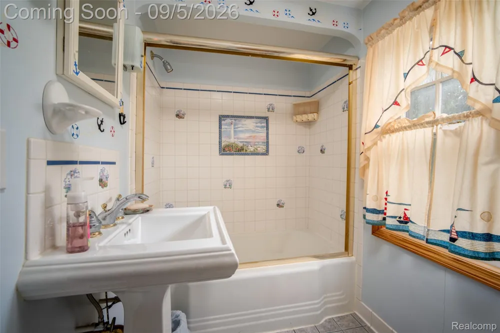 228 Coleman Drive Waterford Charter Township, MI 48328