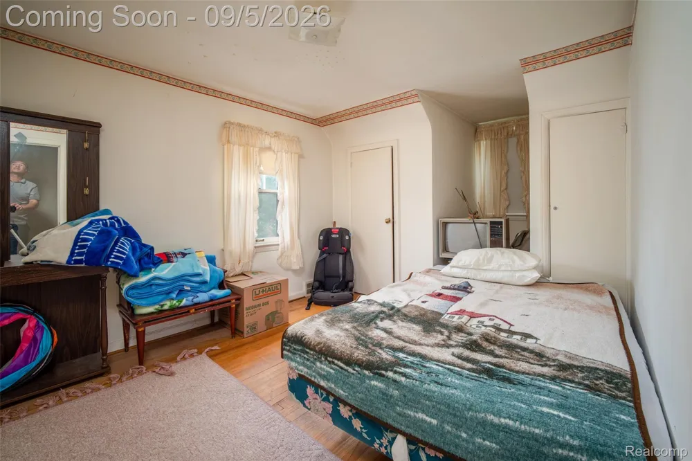 228 Coleman Drive Waterford Charter Township, MI 48328
