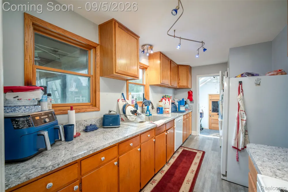 228 Coleman Drive Waterford Charter Township, MI 48328
