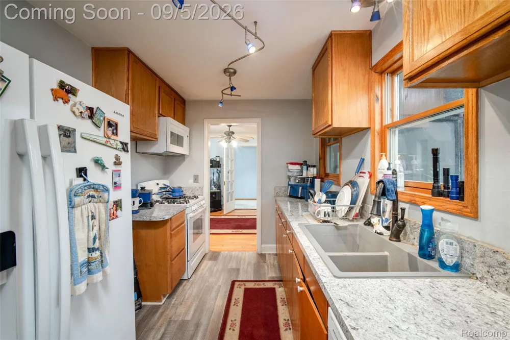 228 Coleman Drive Waterford Charter Township, MI 48328
