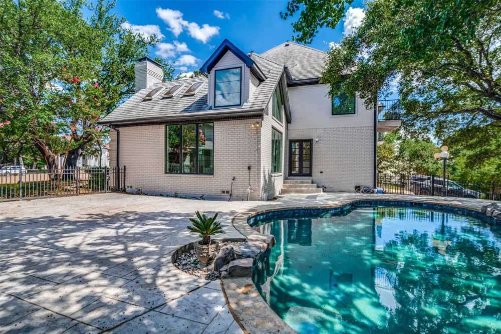 200 Krohn Court Irving, TX 75038