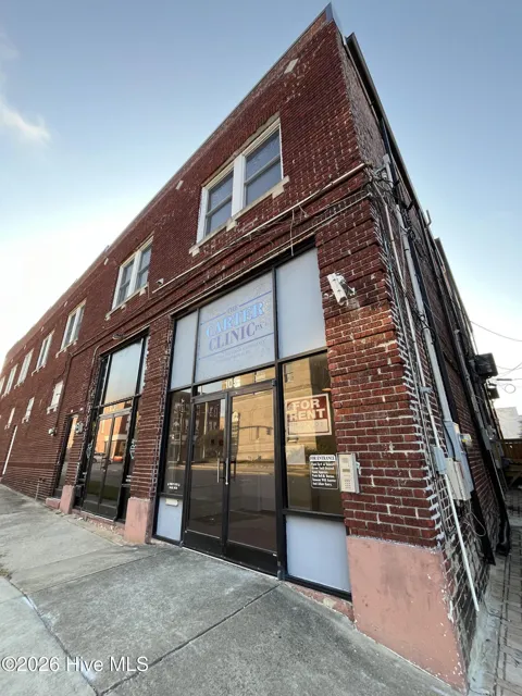105 Douglas Street E