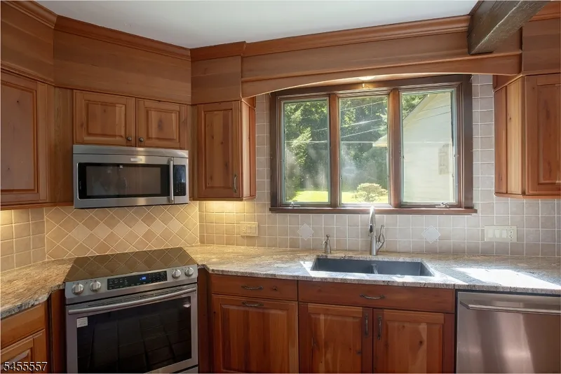 28 Laketop Dr Hampton, NJ 07860