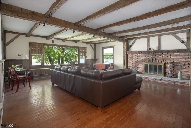 28 Laketop Dr Hampton, NJ 07860