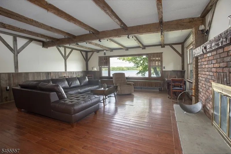 28 Laketop Dr Hampton, NJ 07860