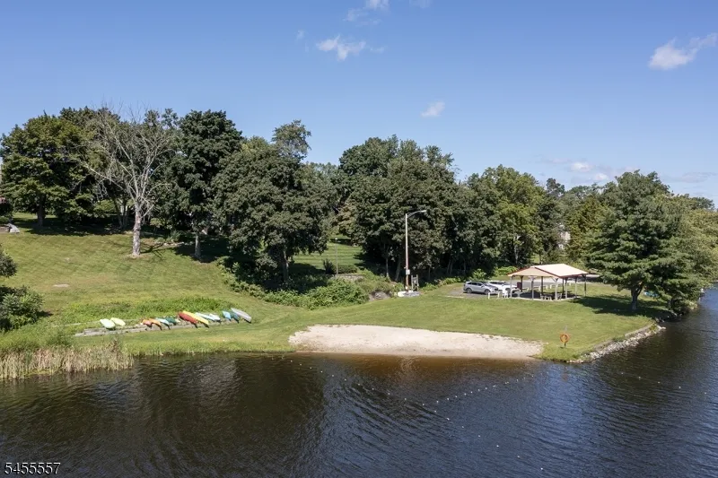 28 Laketop Dr Hampton, NJ 07860
