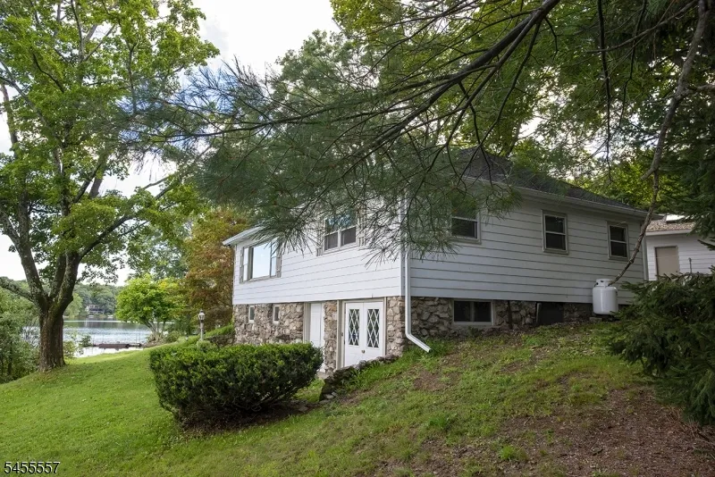 28 Laketop Dr Hampton, NJ 07860