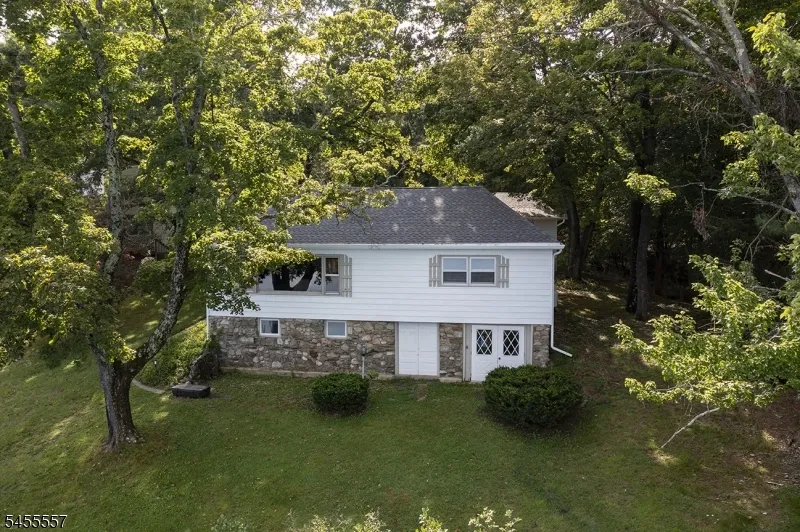 28 Laketop Dr Hampton, NJ 07860