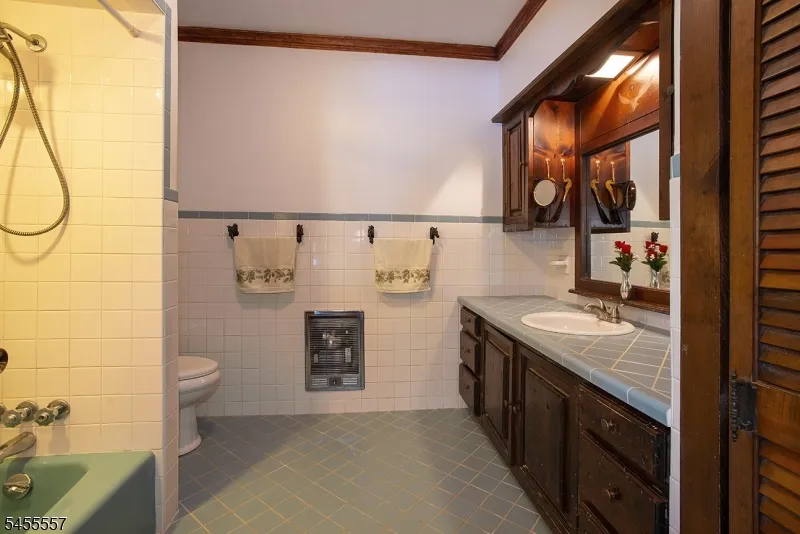 28 Laketop Dr Hampton, NJ 07860