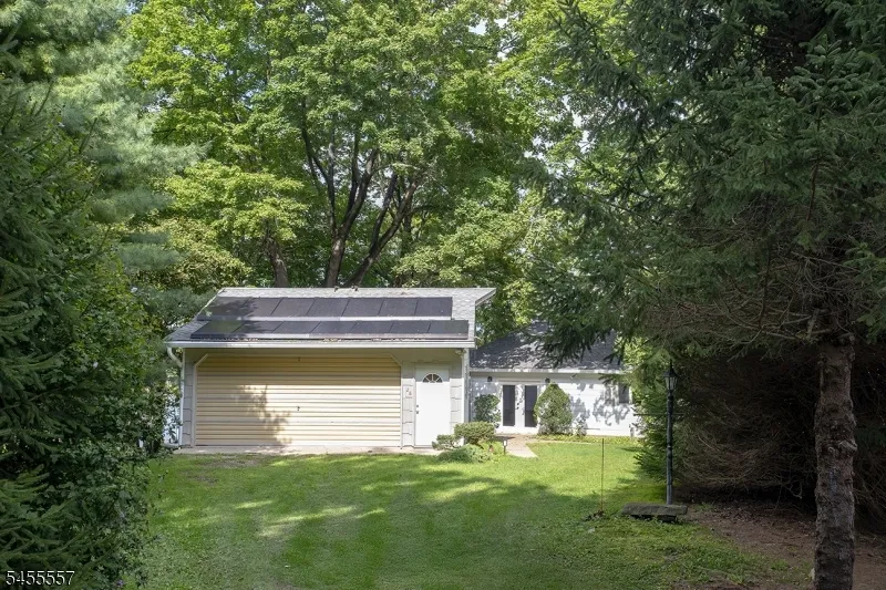 28 Laketop Dr Hampton, NJ 07860