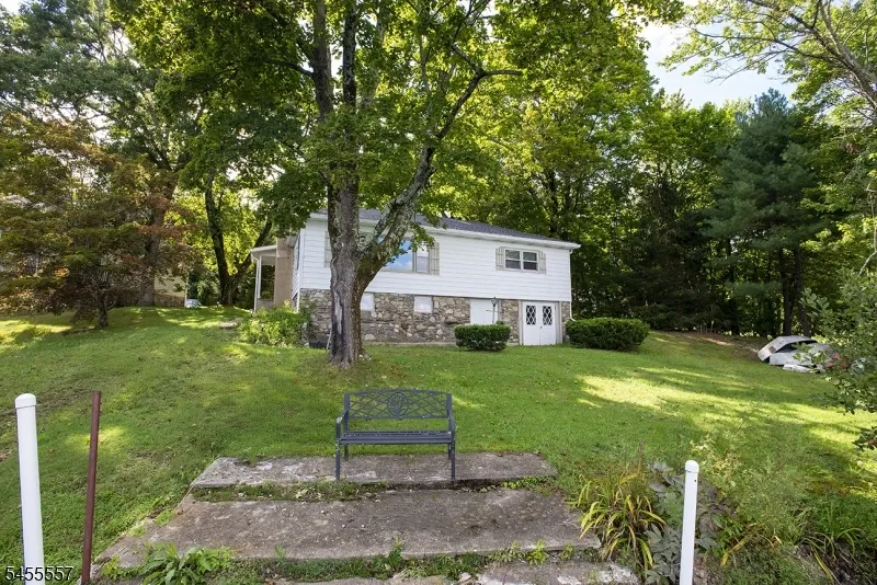 28 Laketop Dr Hampton, NJ 07860