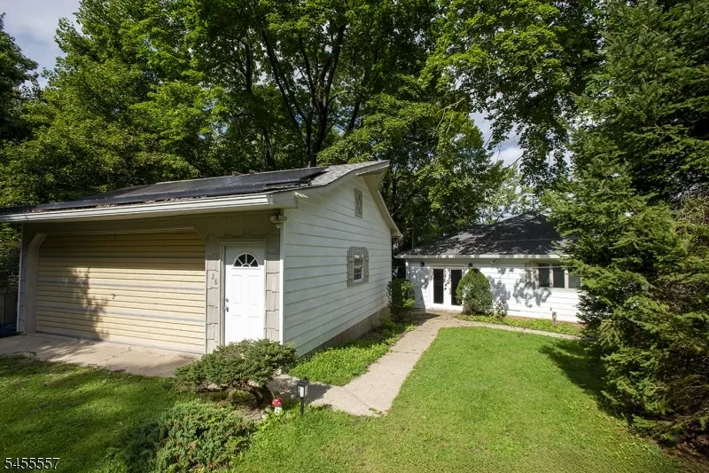 28 Laketop Dr Hampton, NJ 07860