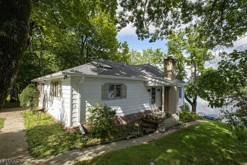 28 Laketop Dr Hampton, NJ 07860