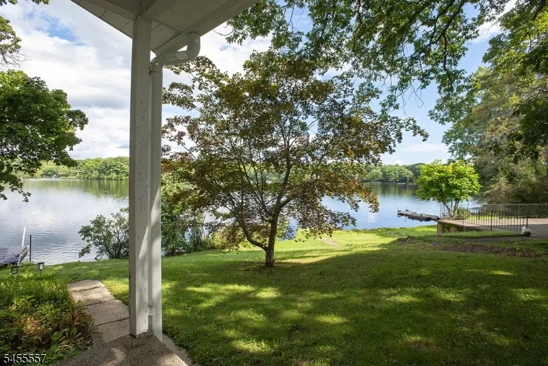 28 Laketop Dr Hampton, NJ 07860