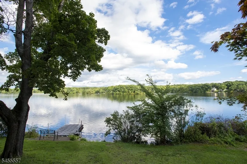 28 Laketop Dr Hampton, NJ 07860