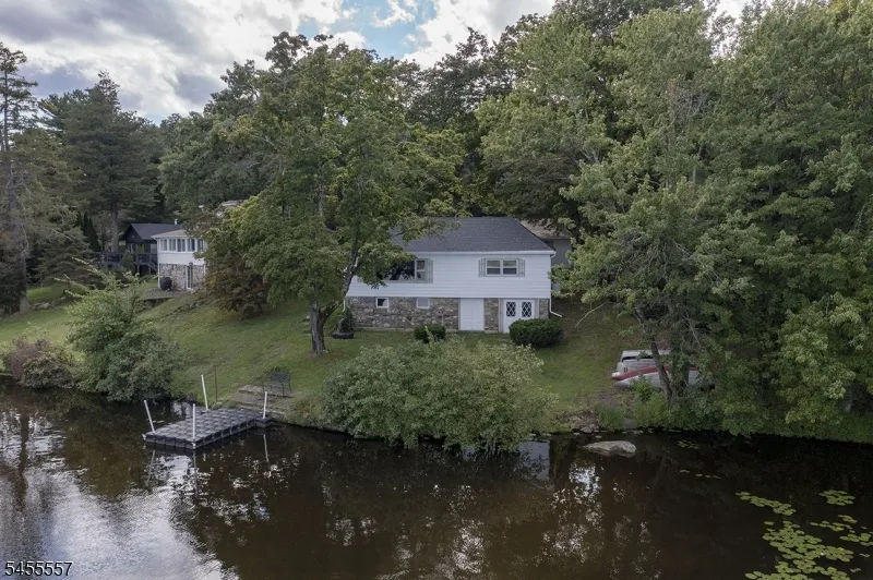 28 Laketop Dr Hampton, NJ 07860