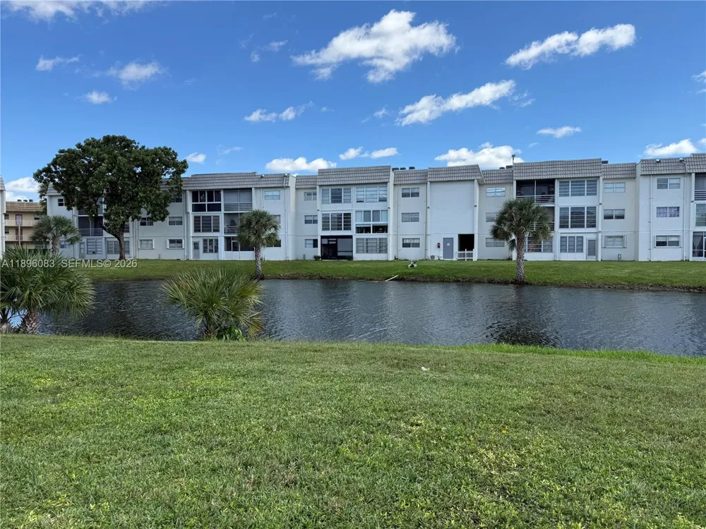 8450 Sunrise Lakes Blvd #111 Sunrise, FL 33322