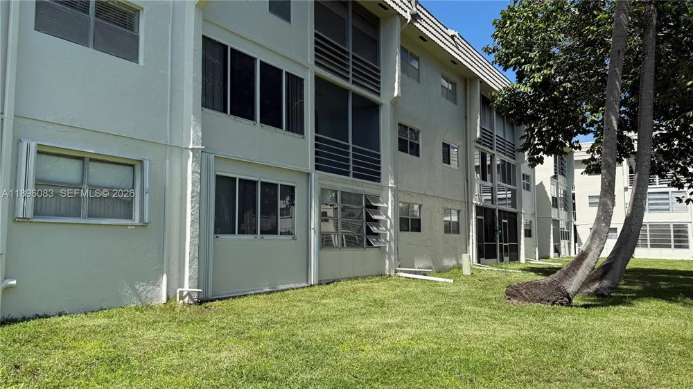 8450 Sunrise Lakes Blvd #111 Sunrise, FL 33322