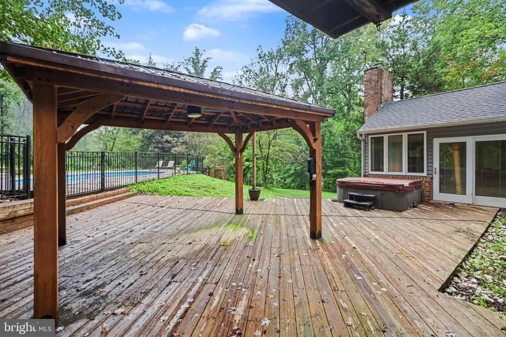 332 LAUREL DRIVE York, PA 17406