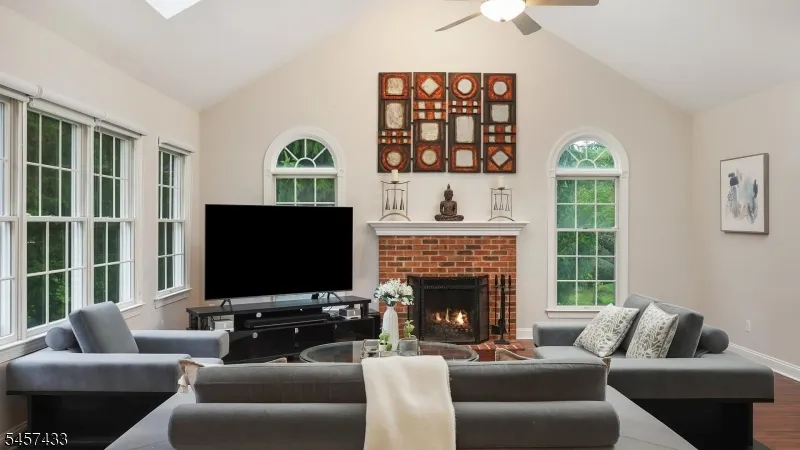 8 Downingtown Ct Warren, NJ 07059