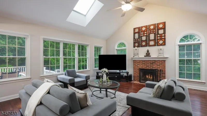 8 Downingtown Ct Warren, NJ 07059