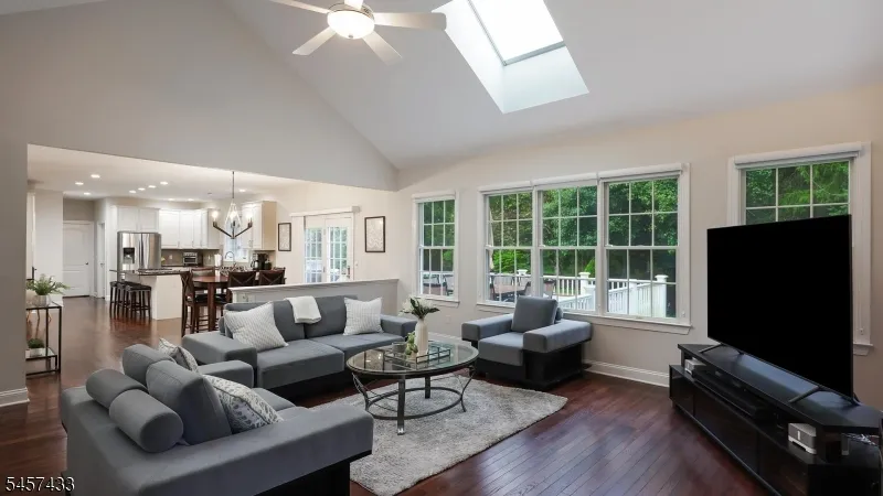 8 Downingtown Ct Warren, NJ 07059