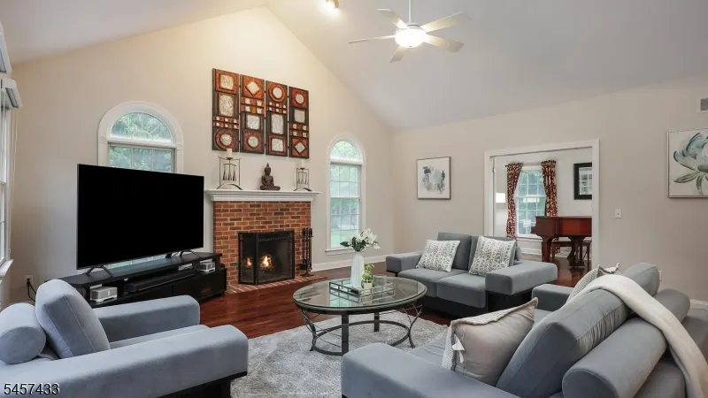 8 Downingtown Ct Warren, NJ 07059