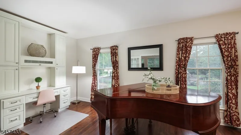 8 Downingtown Ct Warren, NJ 07059