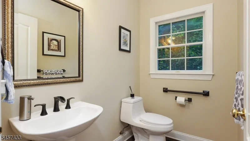 8 Downingtown Ct Warren, NJ 07059