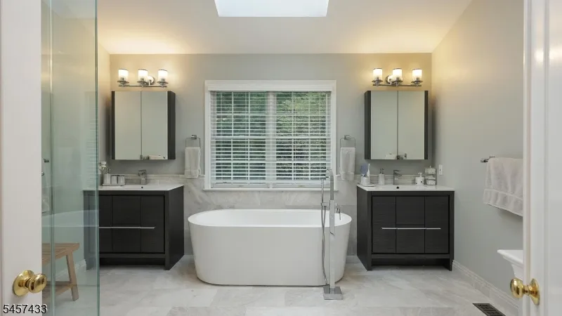 8 Downingtown Ct Warren, NJ 07059