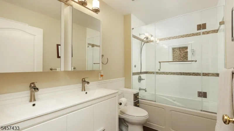 8 Downingtown Ct Warren, NJ 07059