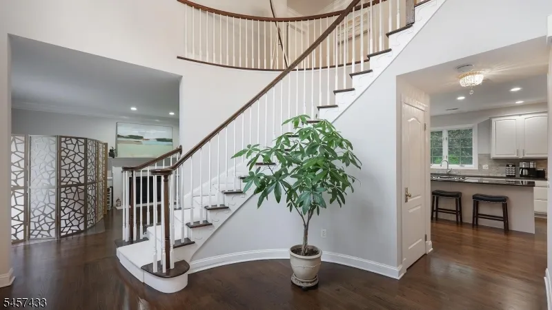 8 Downingtown Ct Warren, NJ 07059