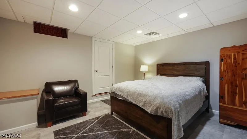 8 Downingtown Ct Warren, NJ 07059