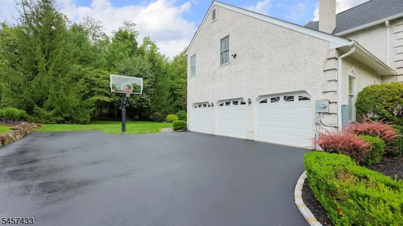 8 Downingtown Ct Warren, NJ 07059