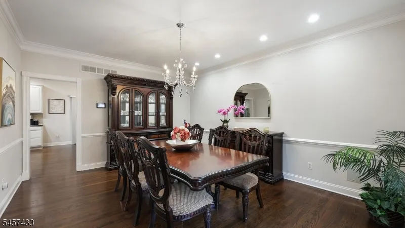 8 Downingtown Ct Warren, NJ 07059
