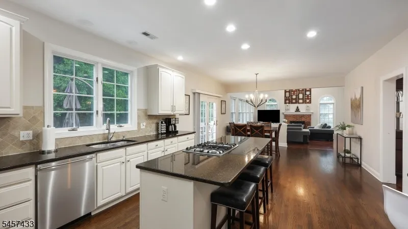 8 Downingtown Ct Warren, NJ 07059