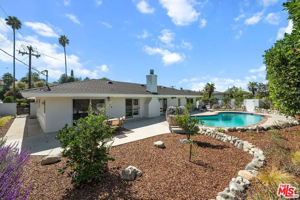 22505 Dardenne Street Calabasas, CA 91302