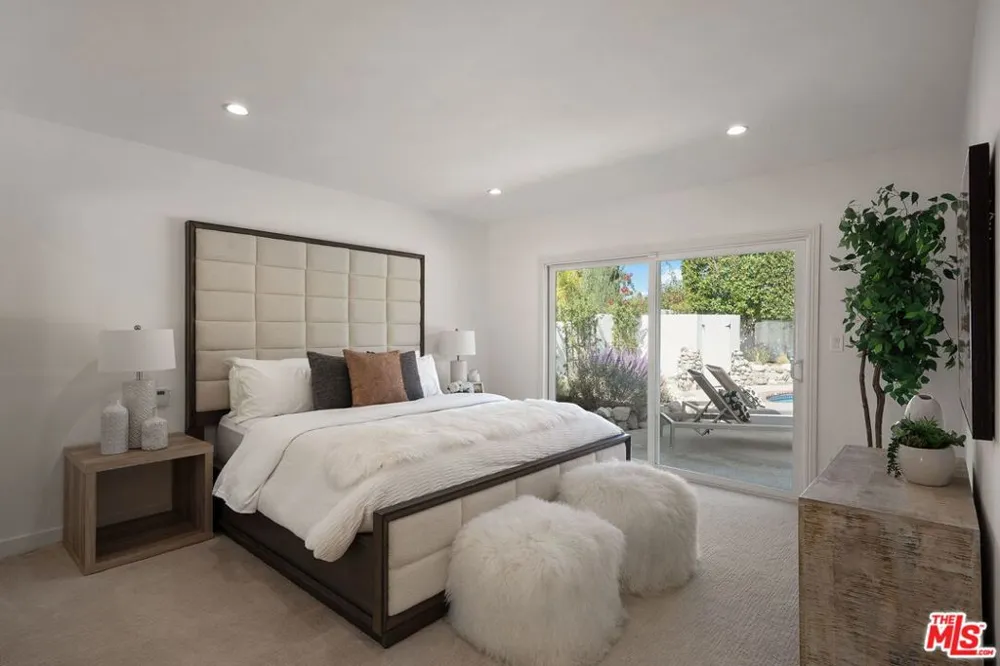22505 Dardenne Street Calabasas, CA 91302