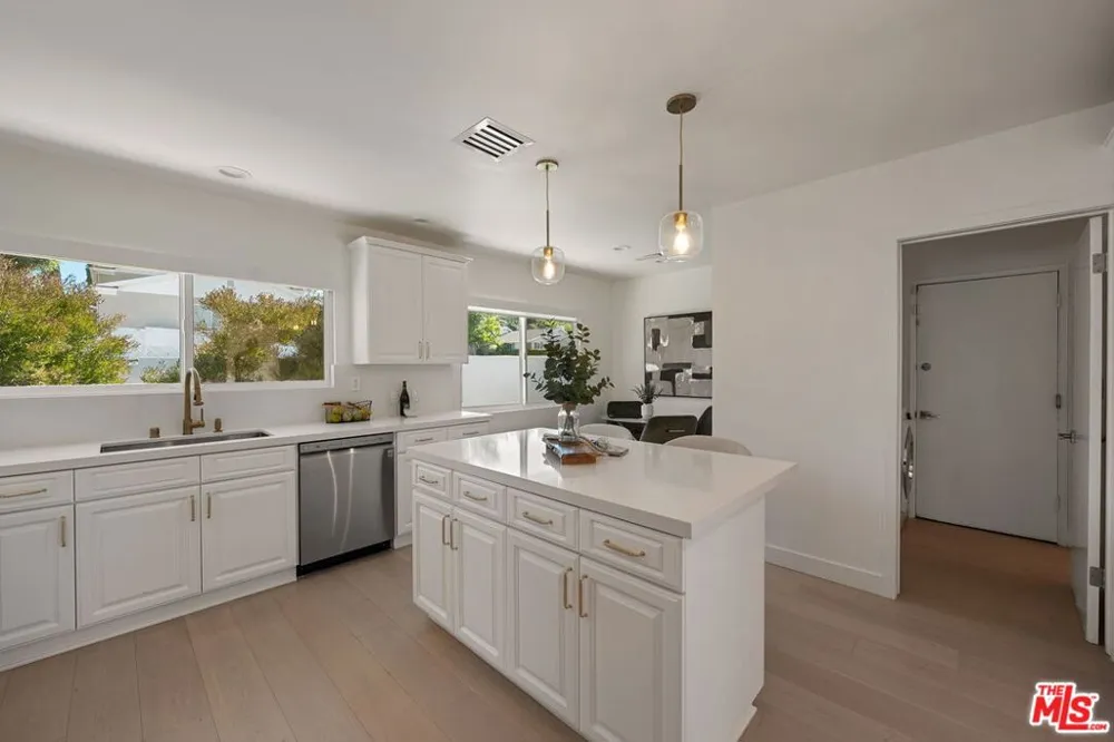 22505 Dardenne Street Calabasas, CA 91302