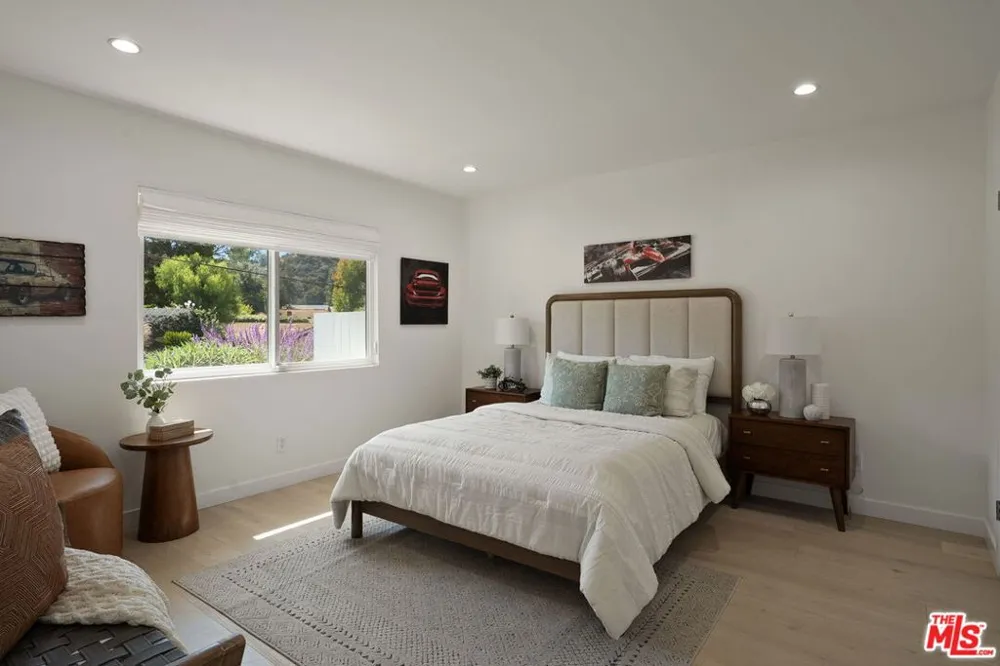 22505 Dardenne Street Calabasas, CA 91302