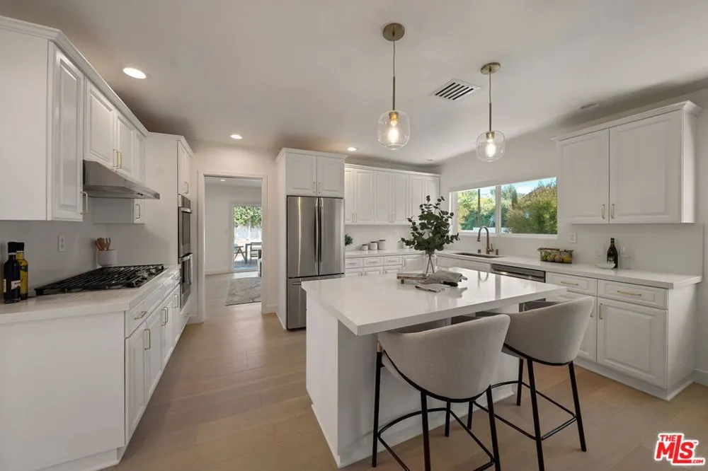 22505 Dardenne Street Calabasas, CA 91302