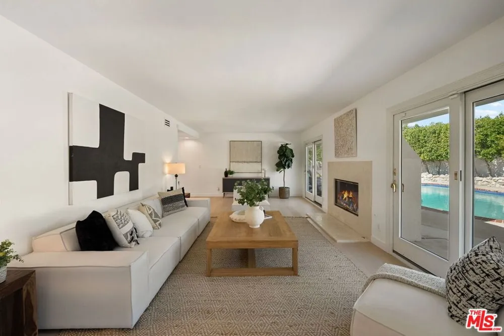 22505 Dardenne Street Calabasas, CA 91302