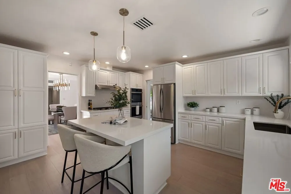 22505 Dardenne Street Calabasas, CA 91302