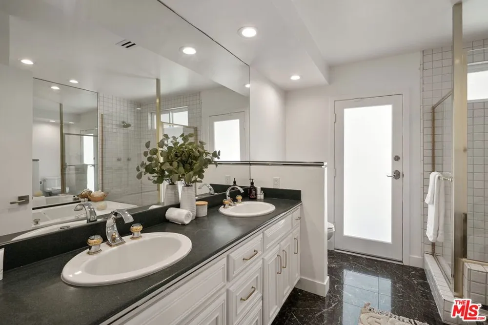 22505 Dardenne Street Calabasas, CA 91302