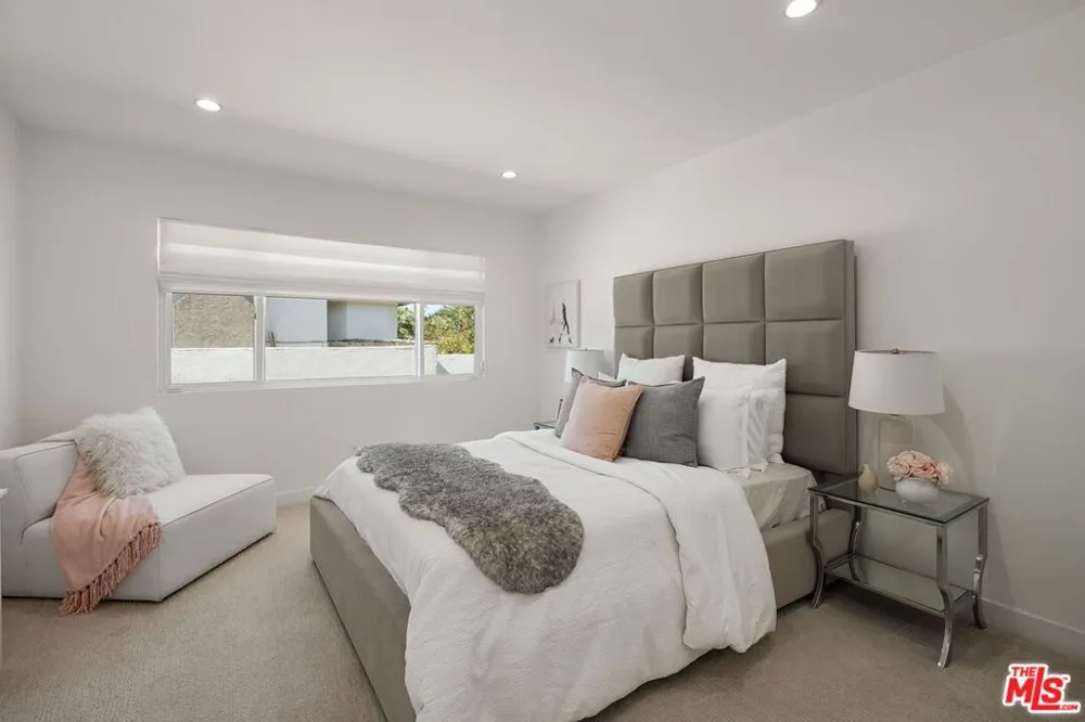 22505 Dardenne Street Calabasas, CA 91302