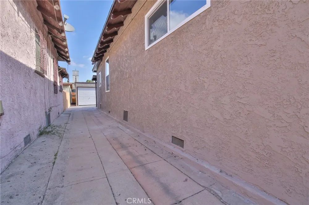 975 E 43rd Los Angeles, CA 90011