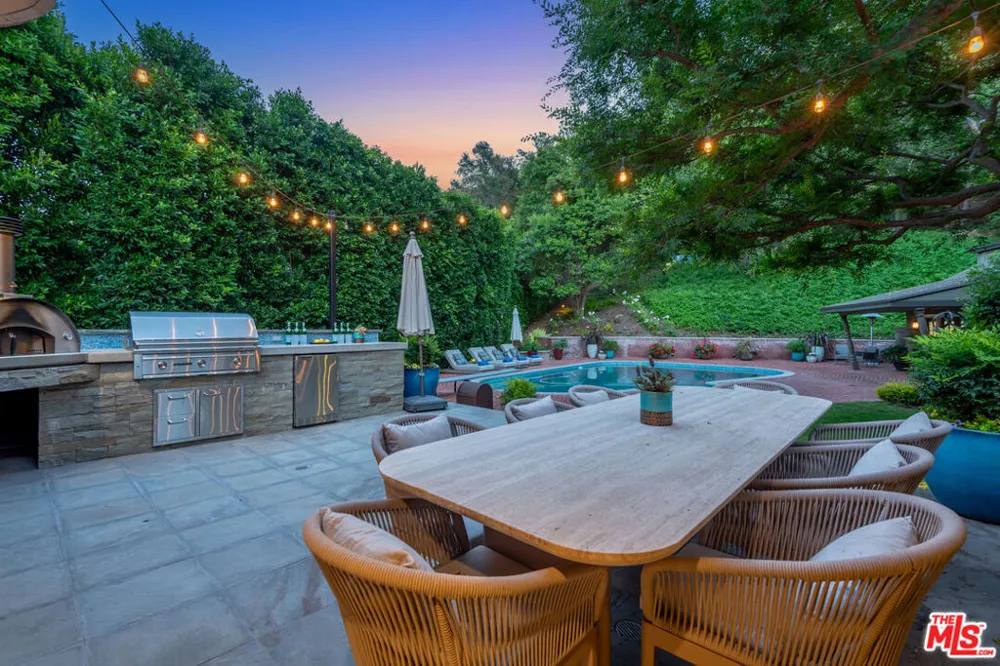 15946 Woodvale Road Los Angeles, CA 91436