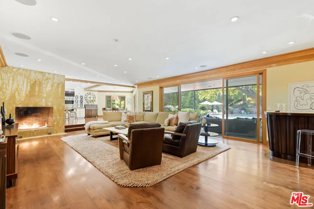 15946 Woodvale Road Los Angeles, CA 91436