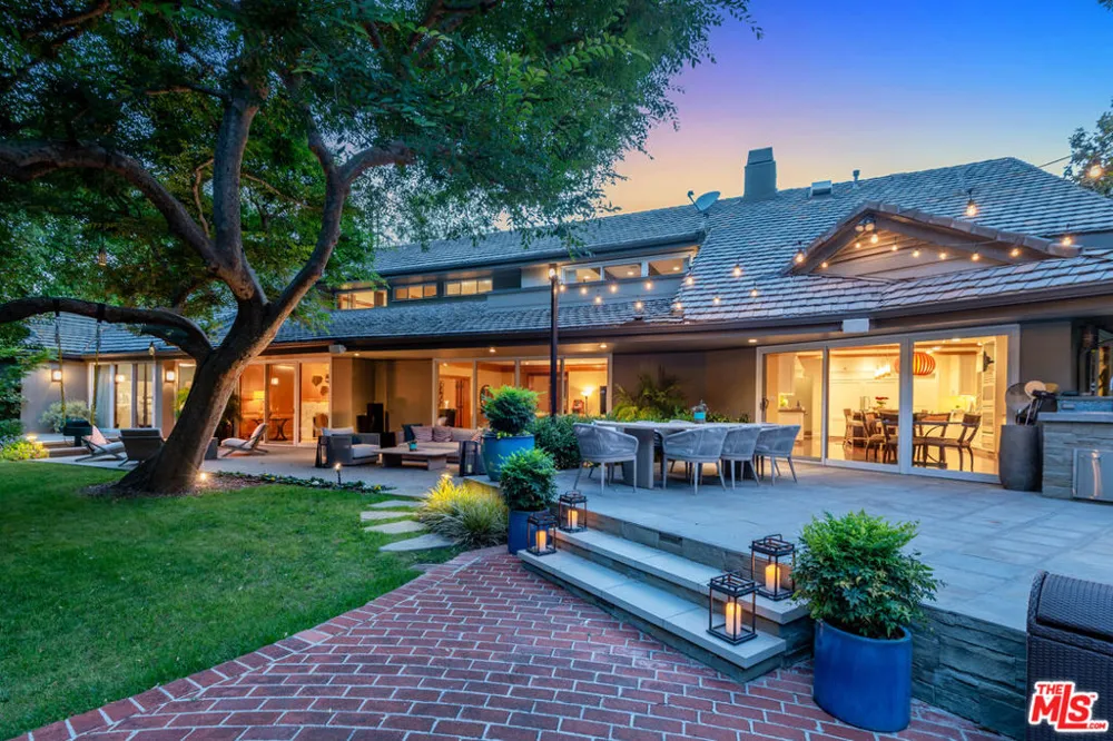 15946 Woodvale Road Los Angeles, CA 91436