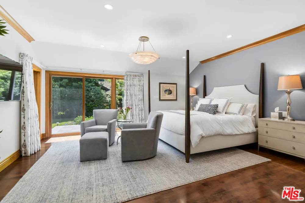 15946 Woodvale Road Los Angeles, CA 91436